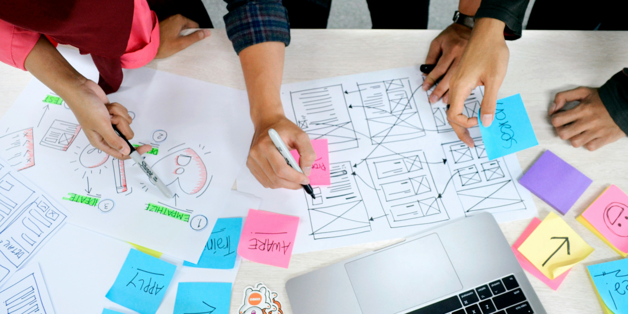 People writing on white paper - License Unsplash